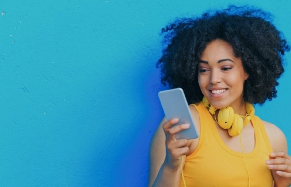 Imagem de uma mulher com celular.