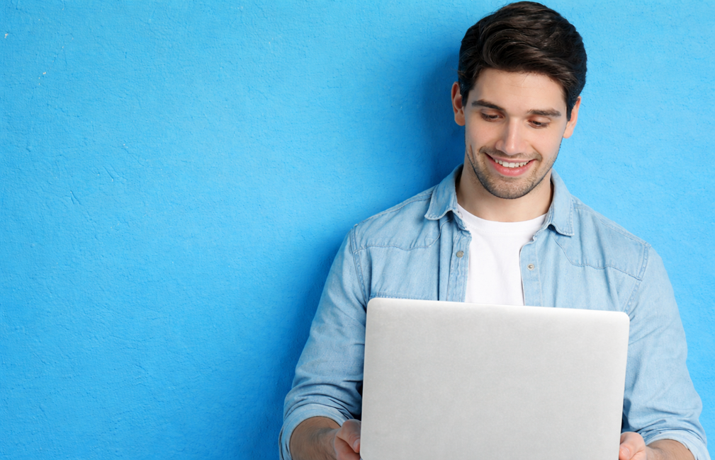 Imagem de um homem com notebook.